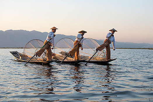 三个,腿,划船,渔民,站立,船,茵莱湖