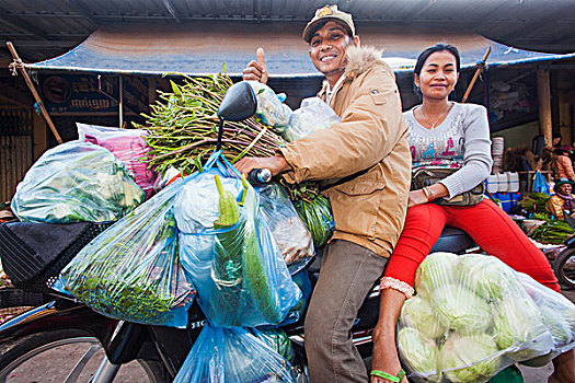 柬埔寨,收获,市场一景,情侣,购物,超负荷,摩托车