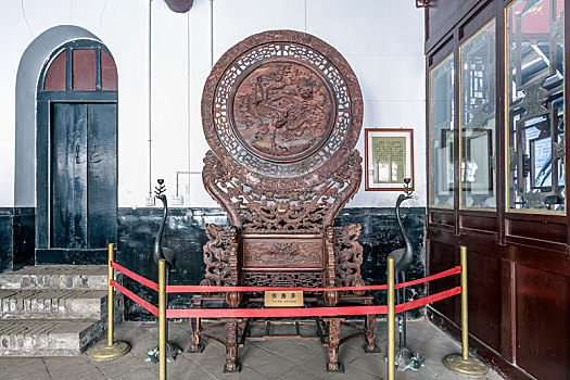 山西省平遥古城内的中国商会博物馆馆藏红木雕龙图腾屏
