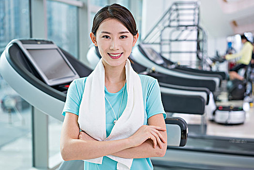 年輕女子在健身房健身
