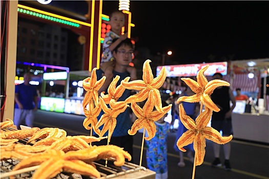 美食街烟火气十足,夜市成为消夏避暑好去处