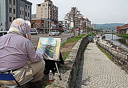 美术爱好者头顶烈日,在小樽运河边写生