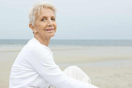 老年,女人,微笑,海滩,背景