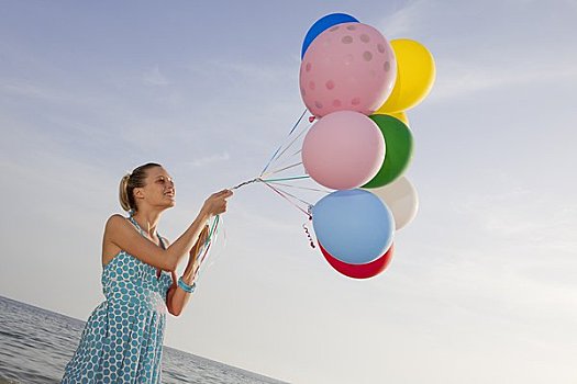 女人,海滩,拿着,束,彩色,气球
