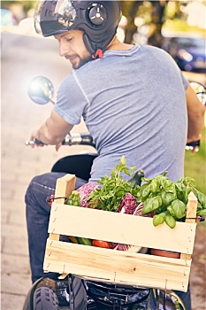 后视图,男人,骑摩托,运输,蔬菜,板条箱