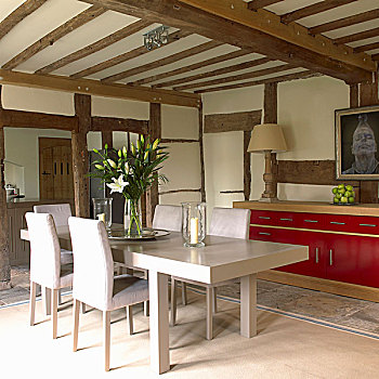 简单,现代,就餐区,红色,餐具柜,整修,半木结构房屋