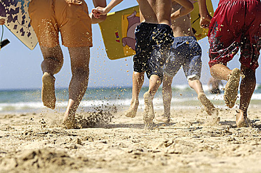 海滩,男人,孩子,比赛,后面,特写,父亲,儿子,三个,5-13岁,泳衣,游泳,冲浪趴板,有趣,跑,一起,夏天,户外,度假,休闲,海洋