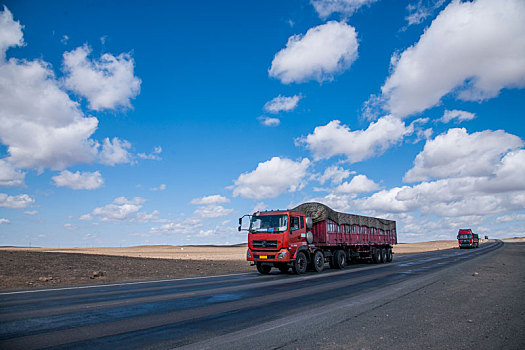 奔驰在新疆g216线国道上的大货车