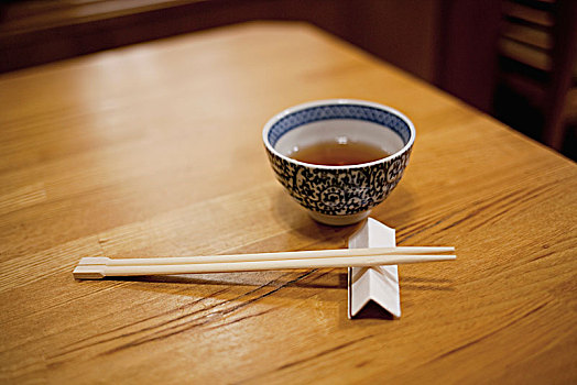 特写,筷子,碗,木桌子