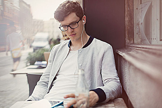 男青年,眼镜,耳机,数码,街边咖啡厅