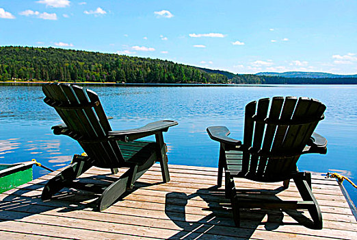 两个,躺椅,木椅,码头,面对,蓝湖,云,反射