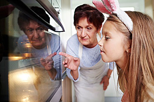女孩,祖母,看,复活节饼干,厨房,烤炉