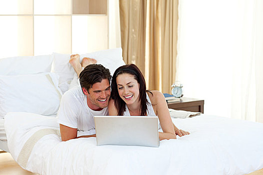 幸福伴侣,笔记本电脑,躺着,床