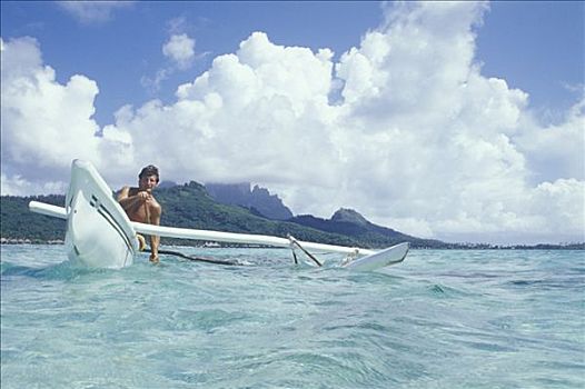 男人,划船,舷外支架,独木舟,远景,山峦,温和,波浪,清晰,水,玻利尼西亚人,岛屿,世纪,塔希提岛,法属玻利尼西亚,波拉岛