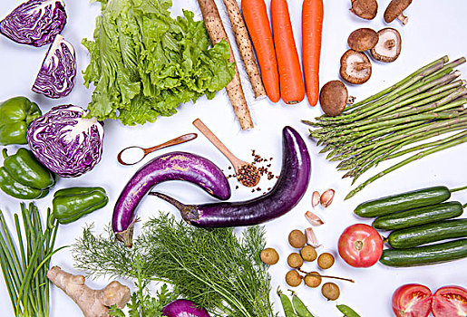 健康生活,新鲜的多种蔬菜在白色的背景上