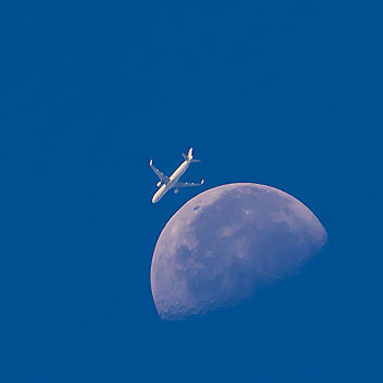 飞过月亮的飞机