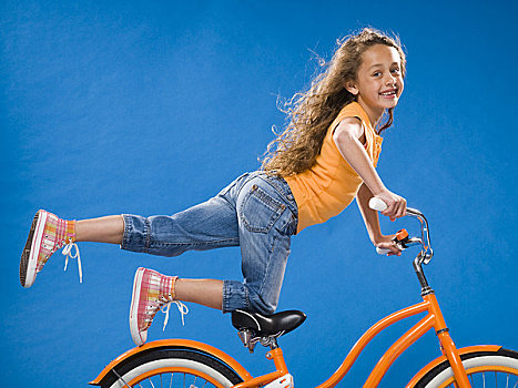 女孩,橙子,自行车,跪着,座椅,脚,向上