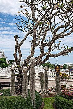 泰北清莱白庙吊在树上的各种妖魔鬼怪