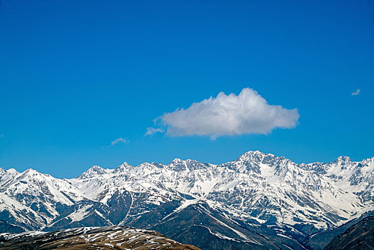 春季的天山雪线