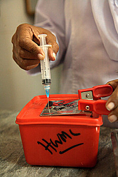 医务人员,针,注射器,医院,卡拉奇,巴基斯坦,九月,2006年