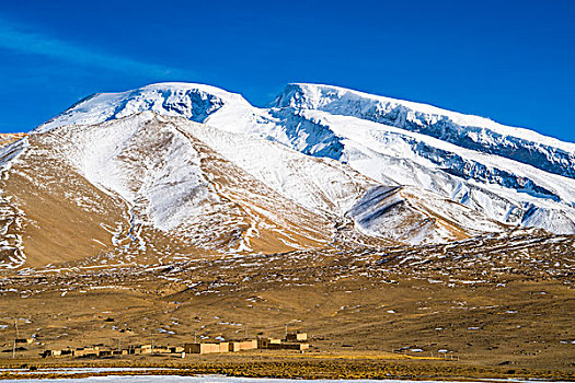 新疆,雪山,草地,牧民,民居,蓝天
