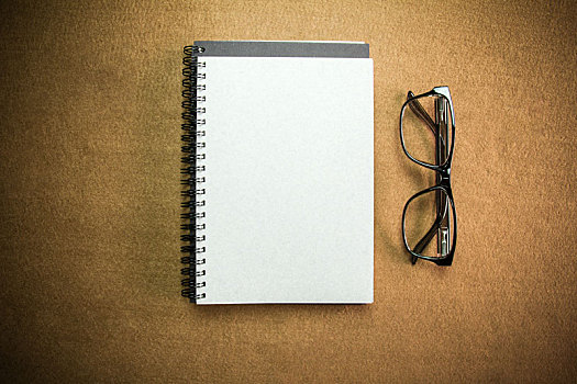 笔记本,眼镜,虚光照