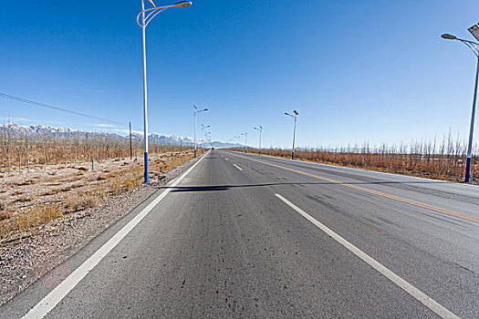 中国西部荒野道路