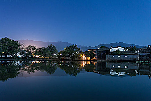 东京羽田机场附近钢厂起火 黑烟直冲天空(图)