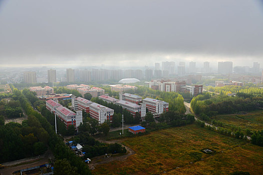 俯瞰雾中油城美