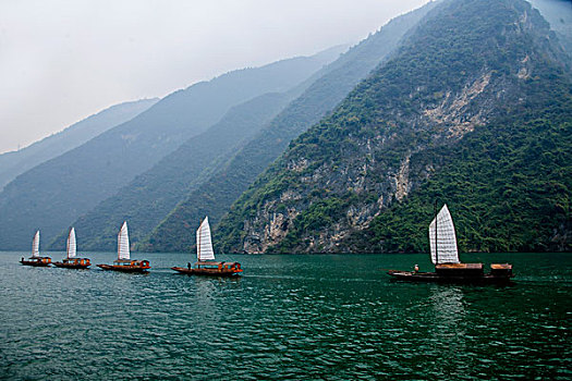 湖北巴东长江巫峡口链子溪帆船