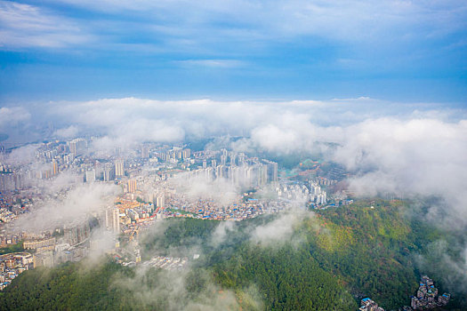 广西梧州,云雾缭绕如若仙境