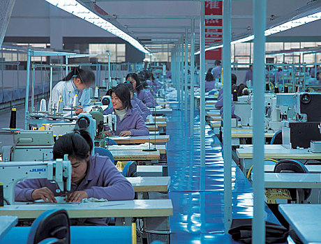 纺织服装业工人在工作的场景