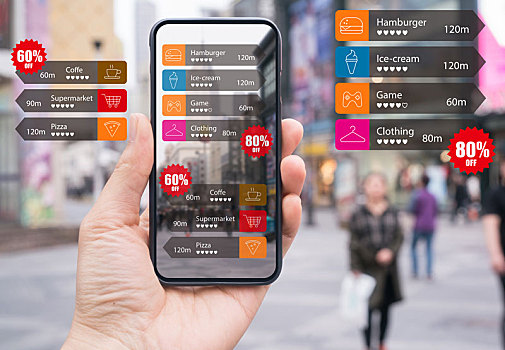 ar现实增强技术应用,一个人手拿着智能手机,在购物广场步行街里查找自己需要的信息