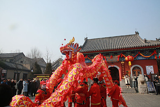 春节庙会精彩纷呈,舞龙舞狮让游客如痴如醉