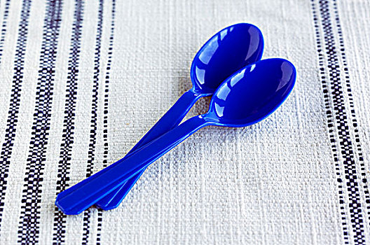 两个,蓝色,塑料制品,勺子,白色,亚麻布,桌子,布