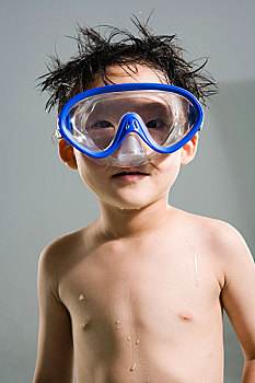 戴着潜水镜的儿童对着镜头