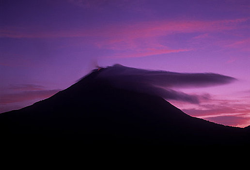 阿雷纳尔,火山
