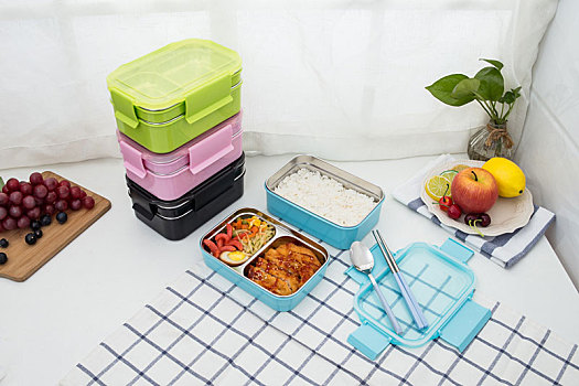 放在桌子上的彩色塑料便当餐具盒