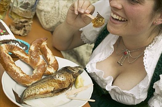 女人,吃,扦,鱼,椒盐卷饼