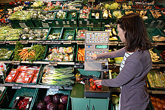 女人,称重,蔬菜,水果,局部,自助,食物杂货,超市,德国,欧洲