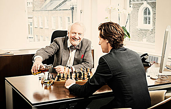 两个男人,玩,下棋,办公室