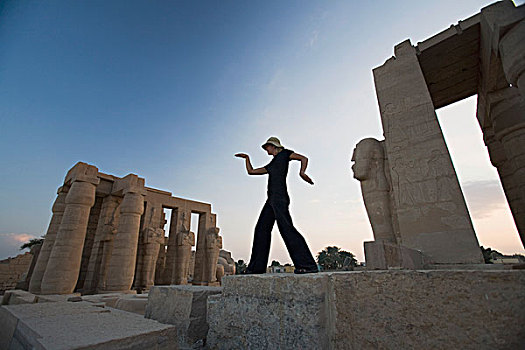 女人,游客,走,埃及人,拉美西斯二世神殿,路克索神庙,尼罗河流域,埃及