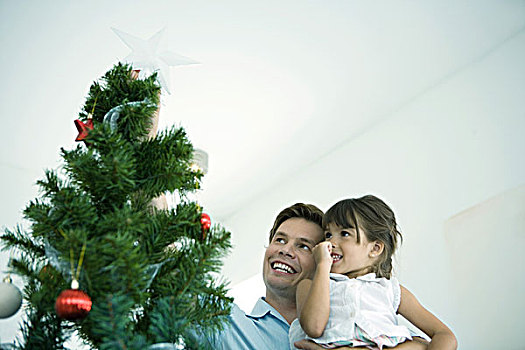 父亲,女儿,放置,星,上面,圣诞树