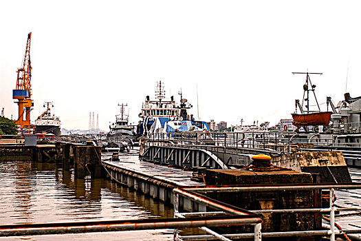 珠江的码头和军舰