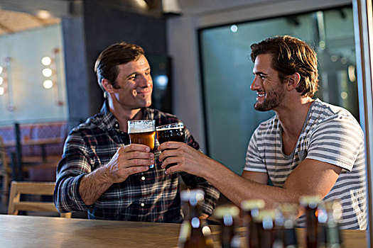 高兴,朋友,祝酒,啤酒,酒吧,白人,坐,吧台