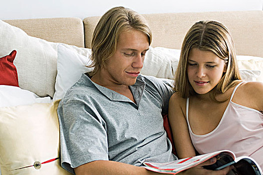 年轻,情侣,读,杂志,一起,床上