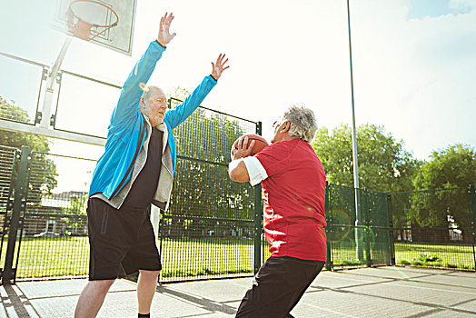活力老人,男人,玩,篮球,晴朗,公园