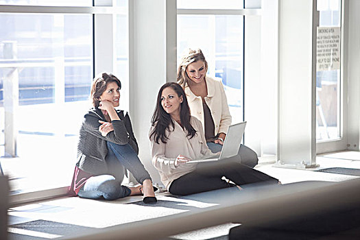 三个,职业女性,坐在地板上,笔记本电脑,会议,中心