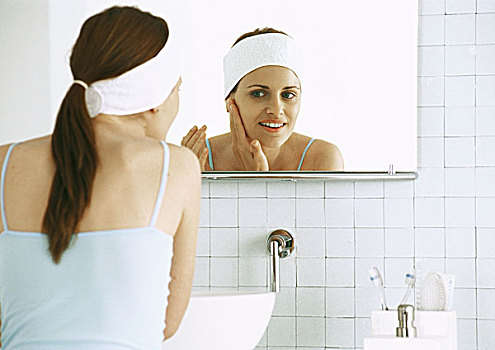 女人,张望,浴室镜,擦,脸
