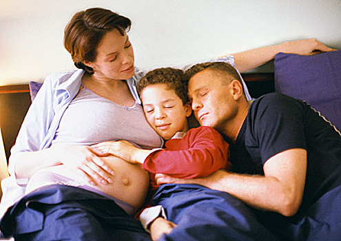 孕妇,坐,男人,孩子,床上